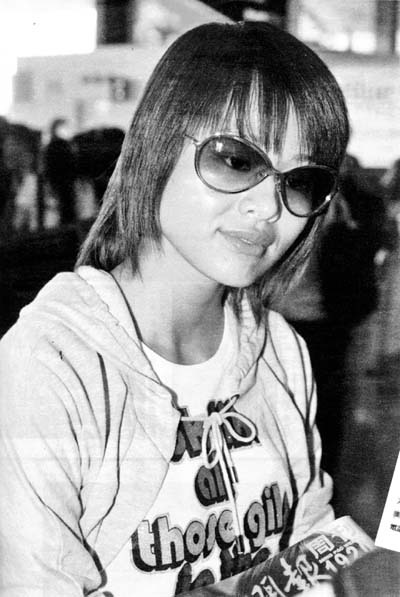 父亲欠债　胡杏儿被骚扰(组图)