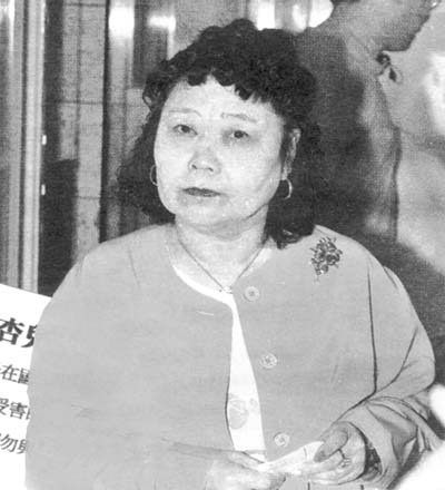 父亲欠债　胡杏儿被骚扰(组图)