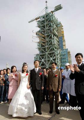 酒泉卫星发射中心迎喜事 神六发射架前举行婚礼