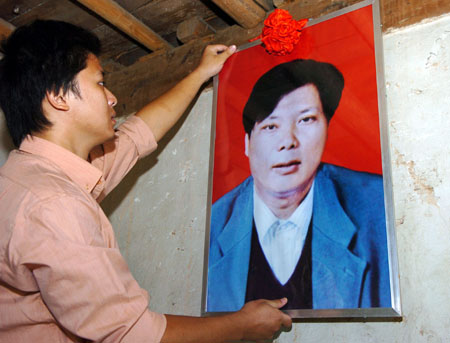 陈文光的儿子把父亲的遗像悬挂在自家正屋的墙上