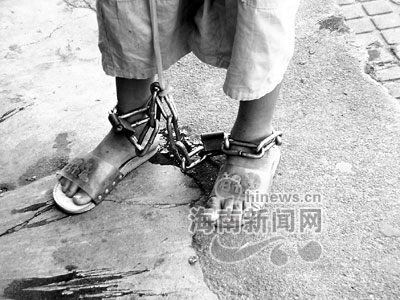 儿子偷窃成性 父亲铁镣管教14岁少年拖着一米长的脚镣上街(组图)