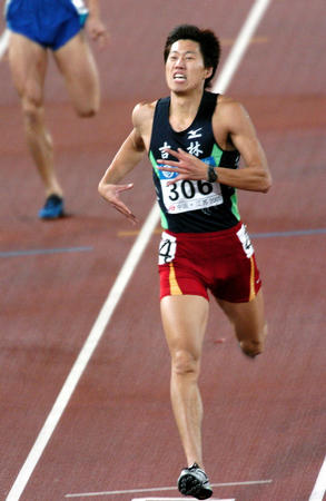 图文:十运田径赛 孟岩获得男子400米栏冠军
