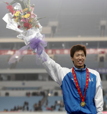 图文:十运会田径 孟岩获得男子400米栏冠军