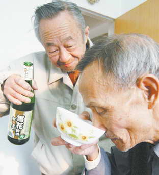 68岁老汉用鼻子喝酒30秒一大碗比用嘴舒服图