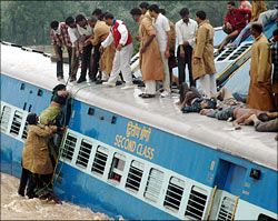 印度列车出轨 人们站在列车顶部互相救援