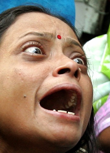印度遭遇连环爆炸 悲痛母亲痛失爱女