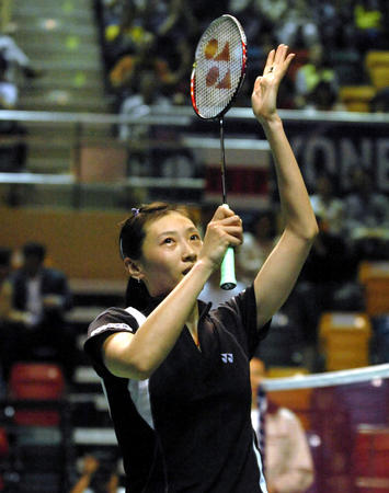 图文:香港羽毛球公开赛 张宁获胜向观众致意