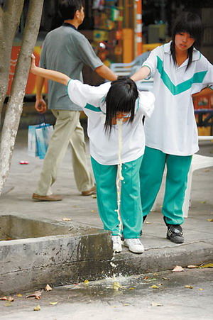 中学女生街头买醉(组图)