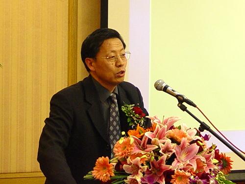 北京中关村电子产品贸易商会会长鲁瑞清先生演讲交流峰会上醒目的海龙