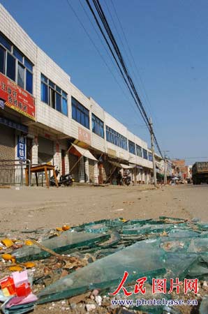 图文:九江县港口镇多处店面玻璃被震碎