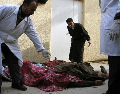 1月5日,在伊拉克西部城市拉马迪,医生正在处理爆炸事件遇难者的尸体