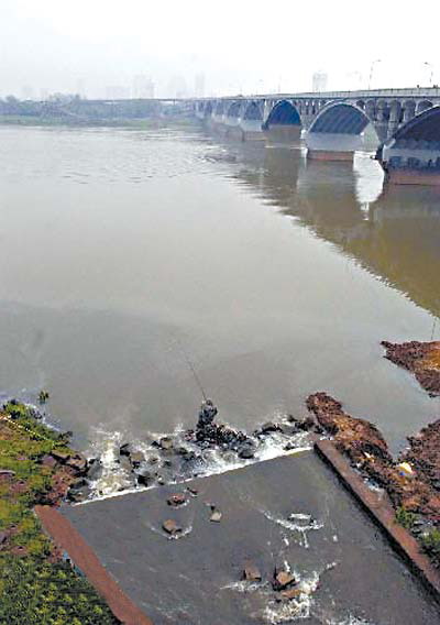 在湘江的长沙段,沿岸排污口不断向江里吐污水