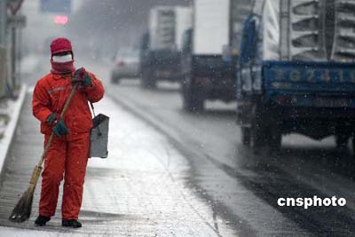 北京午后降雪渐停 气象台发布道路结冰黄色预警