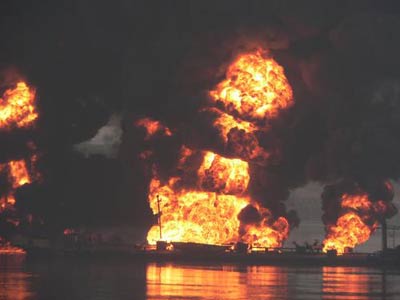 江西赣江一艘油轮及拖船发生大火 造成一人失踪