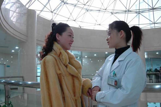 《玻璃婚》精彩剧照－蒋小雯和张丹在医院