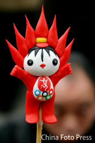 奥运会 精彩图片  2006年2月12日,重庆磁器口古镇,泥塑艺人用手工捏出
