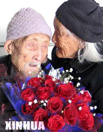 百岁老人结婚73年送玫瑰共度浪漫情人节组图