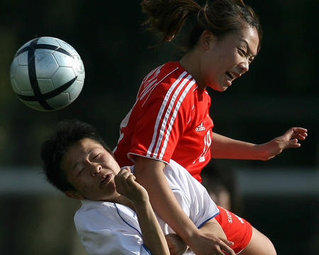 圖文:女足演練新陣孫雯首擔主力 潘麗娜爭頂