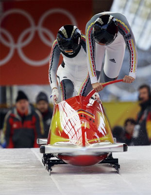 图文:冬奥女子有舵雪橇赛 德国选手比赛中