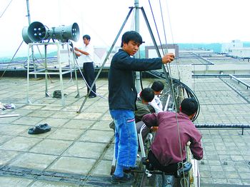 防空警報器是人防工程的重要一環,這是工作人員在安裝調試防空警報