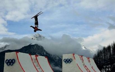 图文：冬奥女子空中技巧 日本选手的空中翻腾