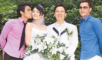 张柏芝母亲(左二)改嫁姚润安(右二)儿子张豪龙(左)张柏文(右)