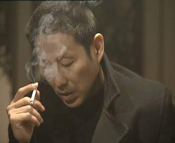 靳东生活中抽烟照片图片