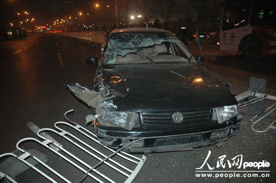 21日晚23时左右,北京市朝阳门外大街发生一起严重的交通事故,一辆黑色