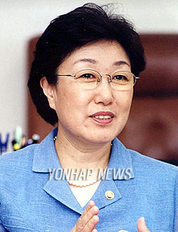 韩国总统卢武铉提名女议员韩明淑为新总理(图)