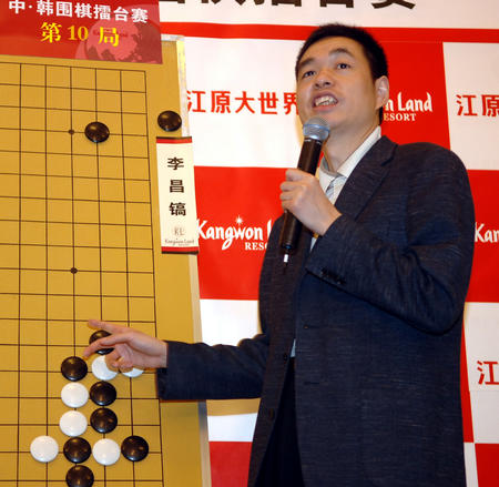 冠军       3月24日,中国国家围棋队教练组组长马晓春在现场讲解棋局