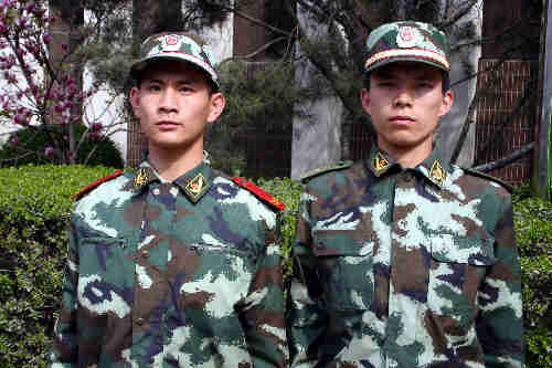 这是4月4日拍摄的身着05系列夏迷彩服的武警官兵,右为警官,左为士兵