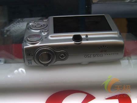 IXUS 750