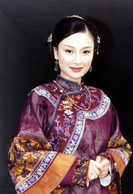 孙宁,因出演《金粉世家》中的大少奶奶而备受关注,而她温婉,娴静的