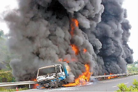 重慶大型油罐車高速路上 撞轎車爆炸起火(圖)