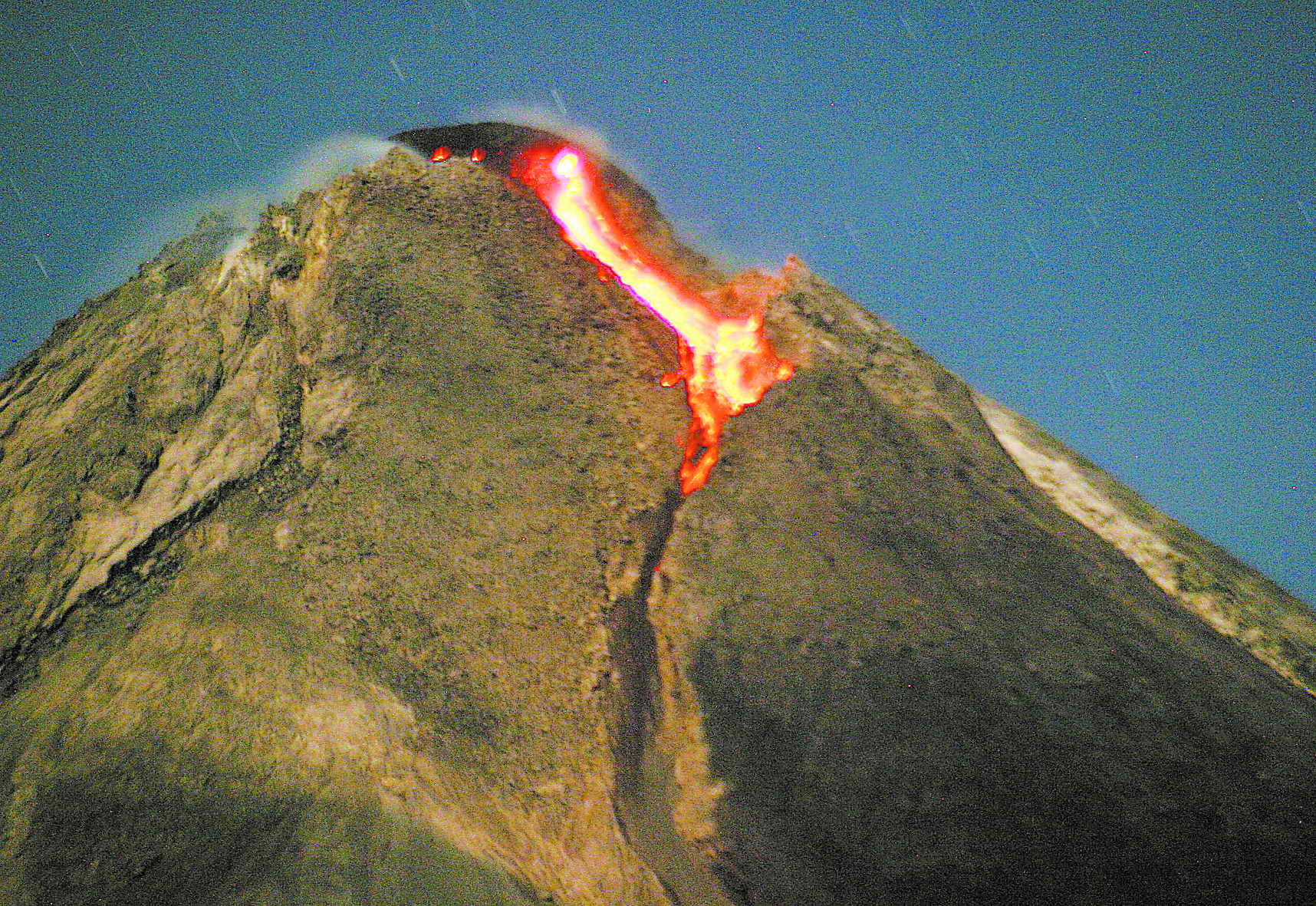 火山喷发在即印尼万人撤离(图)