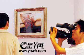 女大学生自拍下体参展 艺术展在南京引起争议(组图)