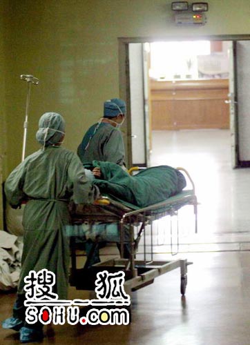 组图王菲剖腹产下女婴与bb先后被推出产房