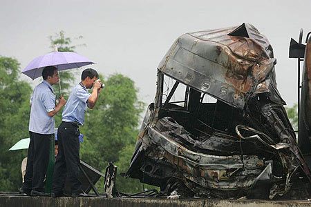 京珠高速發生車禍引燃工業酒精緻3人死亡(組圖)