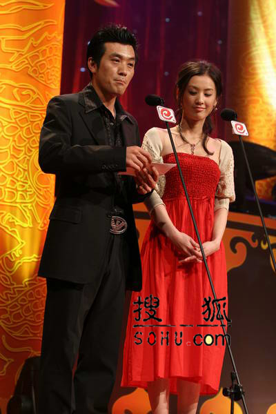 现场：杨子黄圣依颁发香港最受欢迎演员
