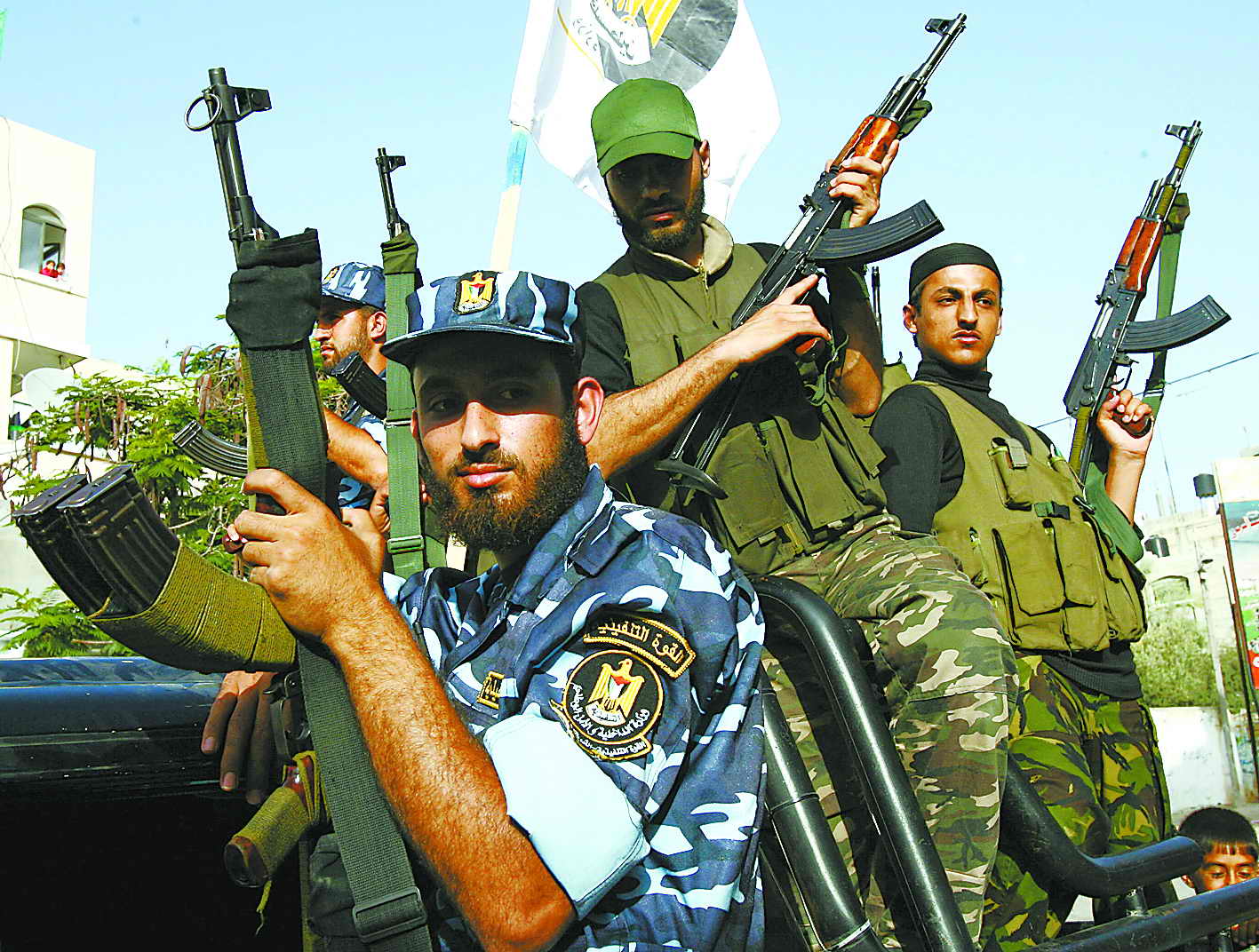 6月7日,在加沙地带北部的杰巴利耶难民营,哈马斯武装人员准备撤离