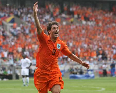 组图:荷兰vs科特迪瓦 范尼庆祝进球