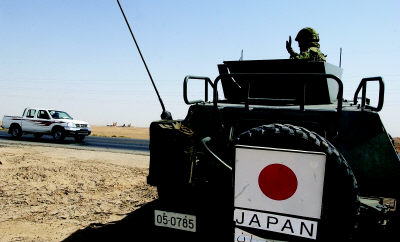 6月20日,一辆日本军车在伊拉克南部城市塞马沃执勤