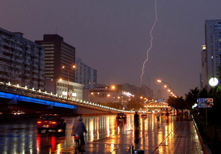 北京遭遇強雷雨天氣 發佈雷雨藍色預警信號(圖)