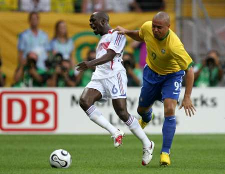 国际足球 2006世界杯_海尔特约 世界杯1/4决赛巴西vs法国 精彩图片