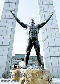 报道,6月30日早,在长春市文化广场躺了三天的新男人体雕塑在工作