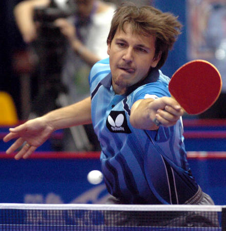图文:世界乒乓球男子争霸赛 波尔在比赛中扣球