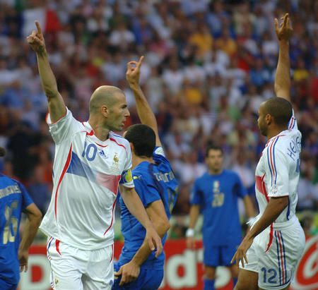 图文:意大利vs法国 齐达内罚完点球后举手示意
