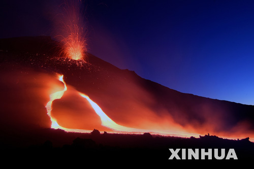 意大利新发现的巨大海底火山开始喷发(组图)