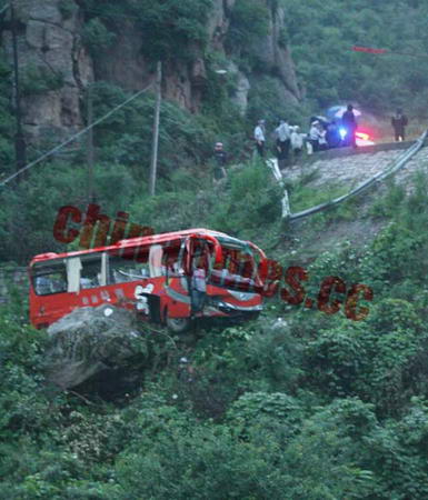 北京懷柔旅遊客車墜崖乘客甩出車外4人傷圖