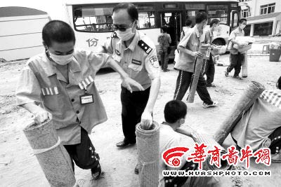 江北区铁山坪,患病的少年犯在管教们的帮助下来到新的管教所